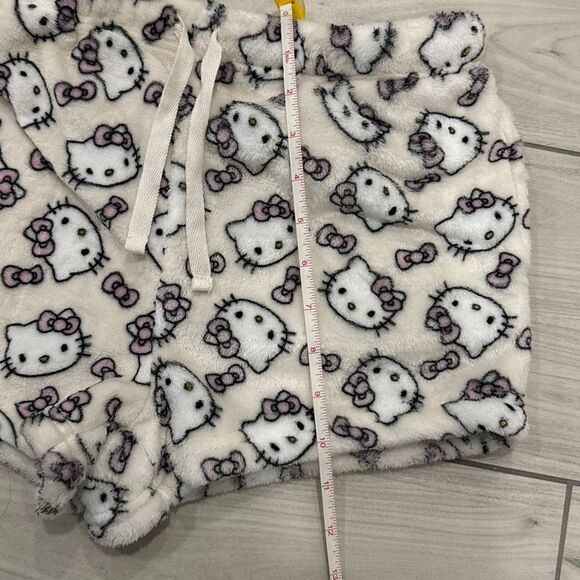 Sanrio hello kitty white and pink fuzzy pajama shorts size Xs   Brand new - Picture 4 of 5